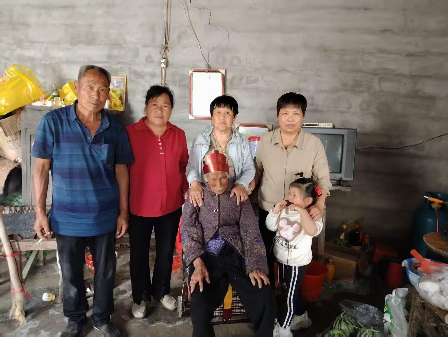 ● 一生俭朴留典范 。