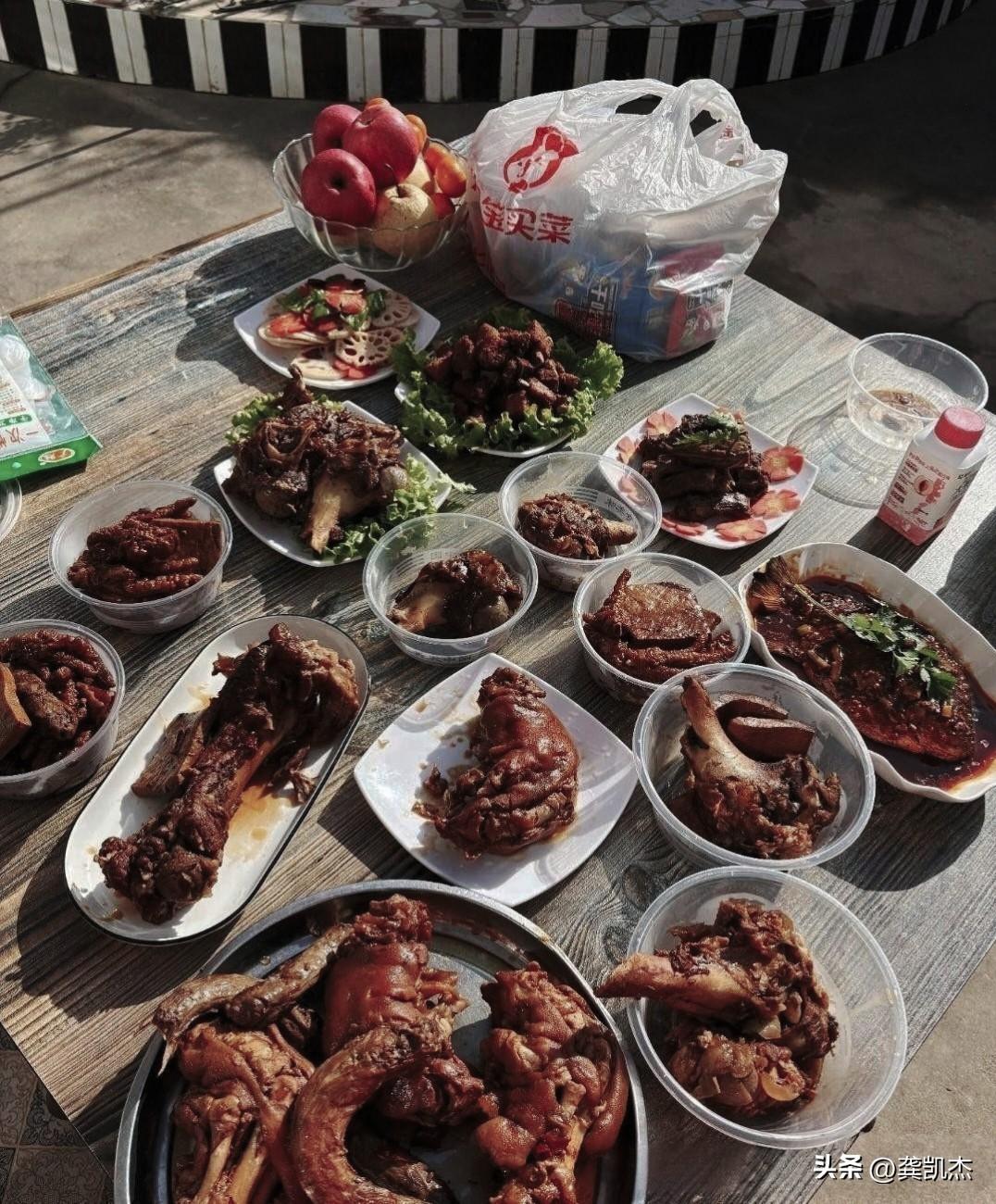 这是什么宴？都是一个颜色的肉。