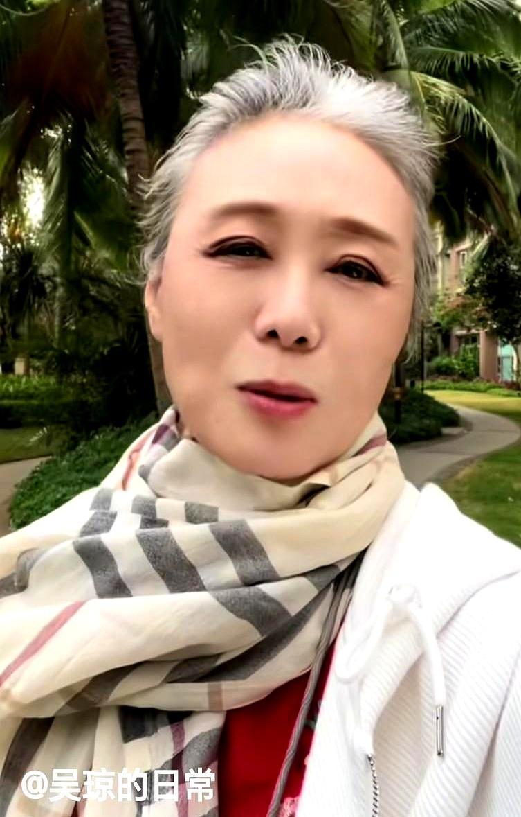 你是不是嫌我老了？64岁吴琼被小15岁丈夫逼着染发，当场发飙，一句话问得他哑口无