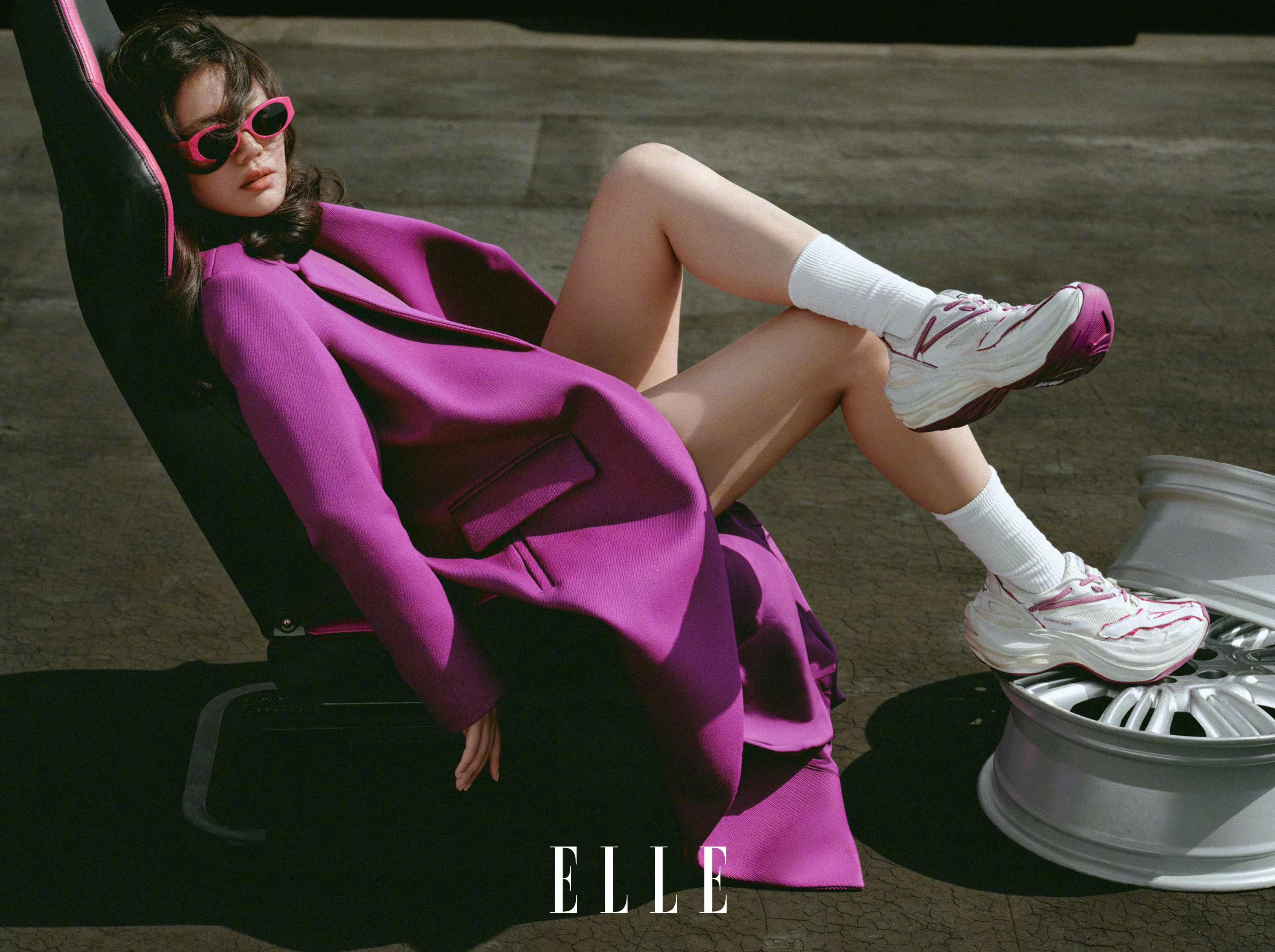 迎来时隔六年的再亮相 ，马思纯登上 ELLE 五月新刊封面身穿 Balencia