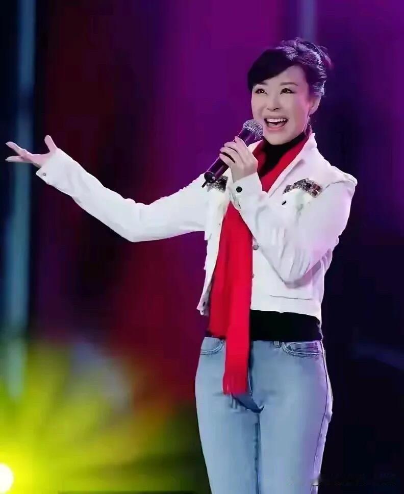 这一位女歌唱家好有气质，在舞台上穿着一身休闲装唱歌时好迷人，她和宋祖英一样都是漂
