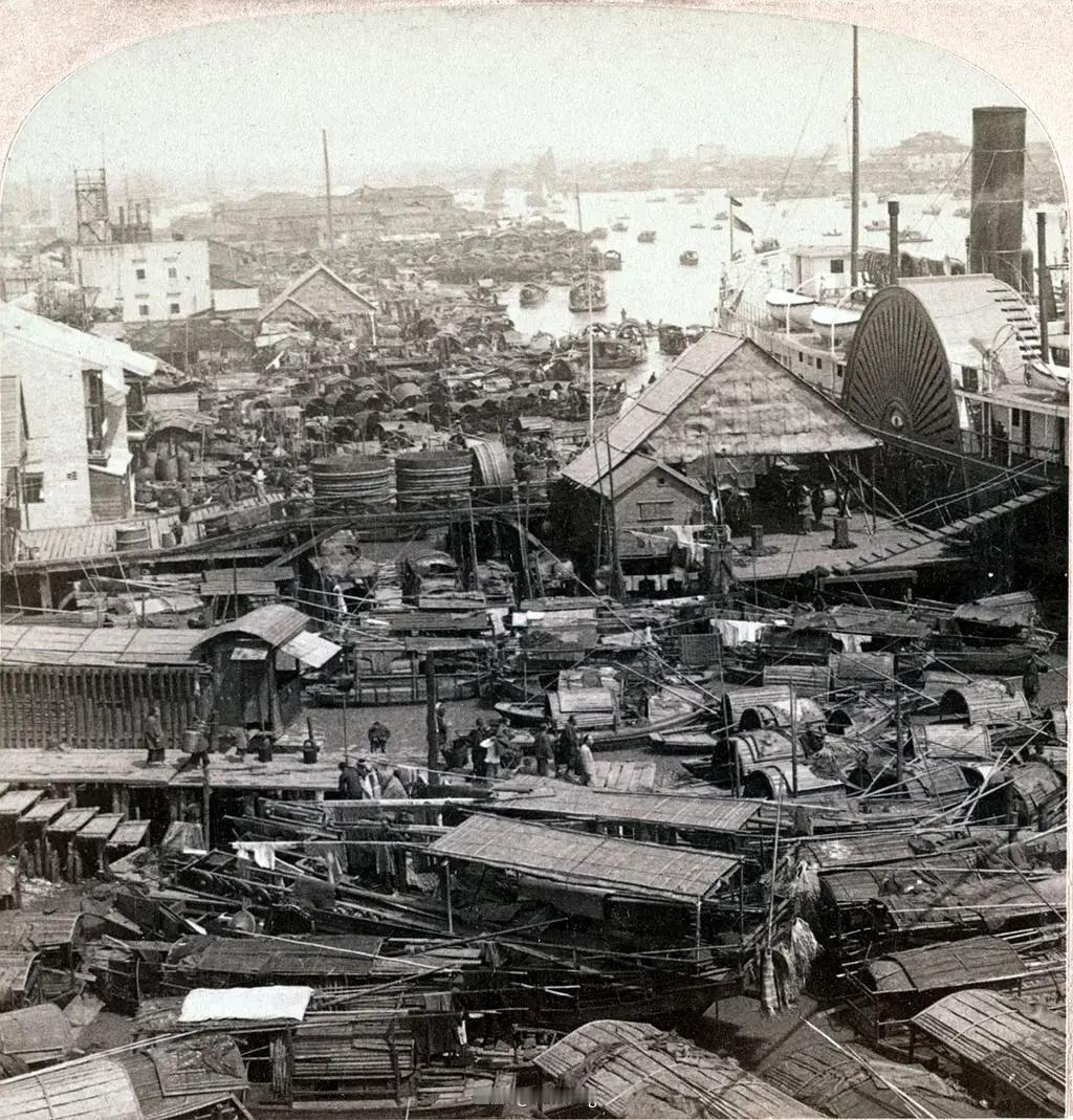 1900年，美国摄影师詹姆斯·利尔卡顿镜头下的广州府
图一:俯瞰珠江上的船只
图