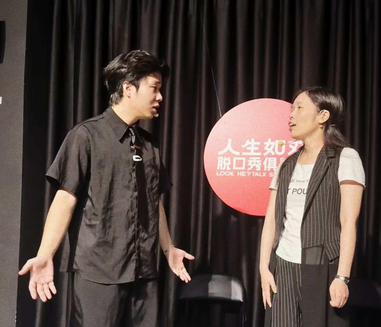 查理每天都生日🎂天天不一样🤡
幕启即兴喜剧。
查理的生日昨日顺收。
下周日晚