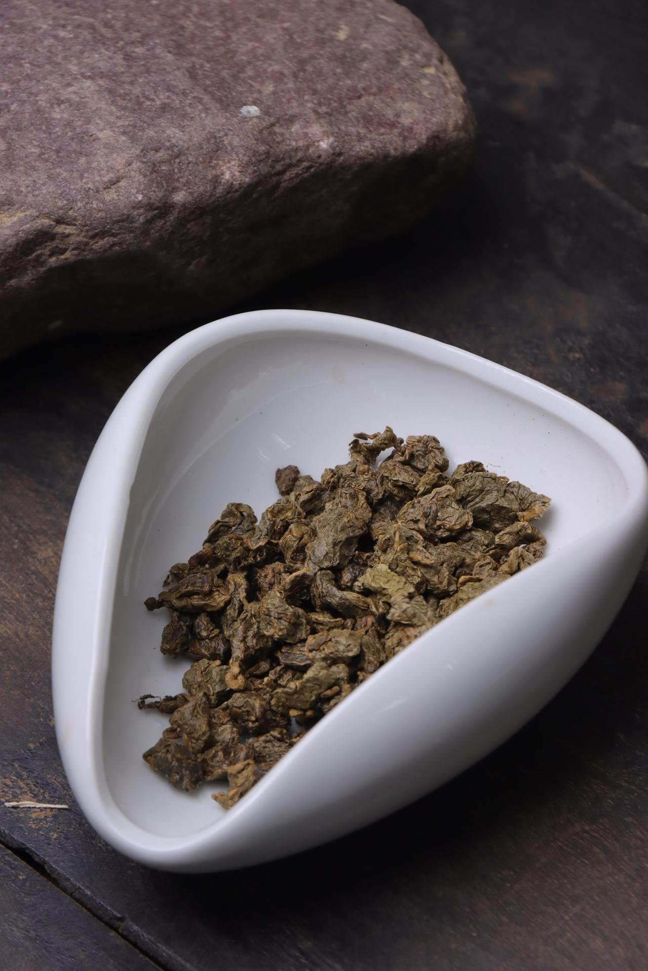 还在为睡眠问题烦恼？
沉香叶茶有镇静安神功效✨，
睡前喝上一杯，能缓解焦虑，
让