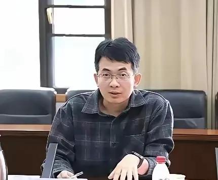 现在全网最坐不住的人，就是安徽大学了。花了大力气挖来的副校长，才一年多就被亲女儿