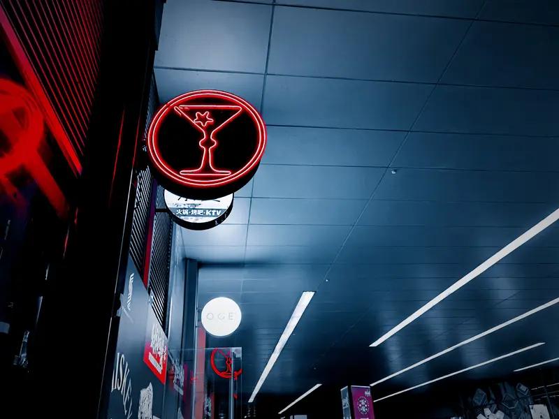 酒吧营销往饮品里掺“毒原液”获刑，这事儿太恶劣了！之前就有新闻说，有酒吧营销为了