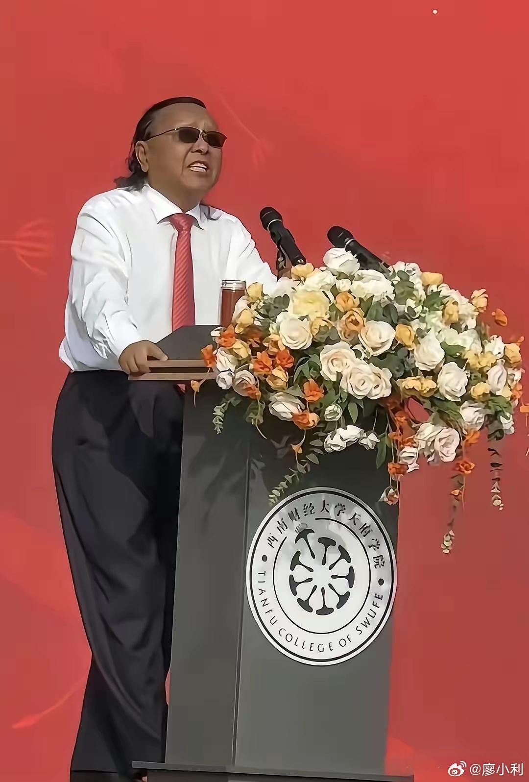 俗话说，人不可貌相，更不能以貌取人，人家好歹也是一个高校校长，就因为长的黑点、长
