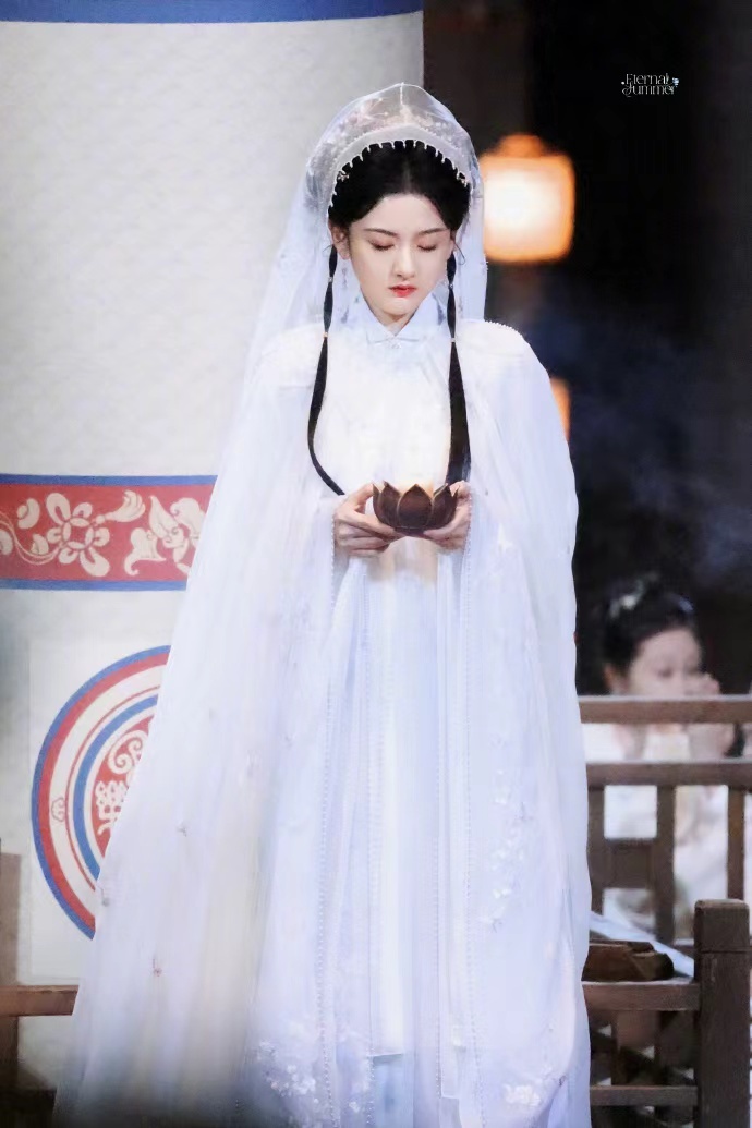 宋祖儿甄嘉芙白衣神女 宋祖儿甄嘉芙白衣神女，宋祖儿白衣造型路透，完全神女降临啊~