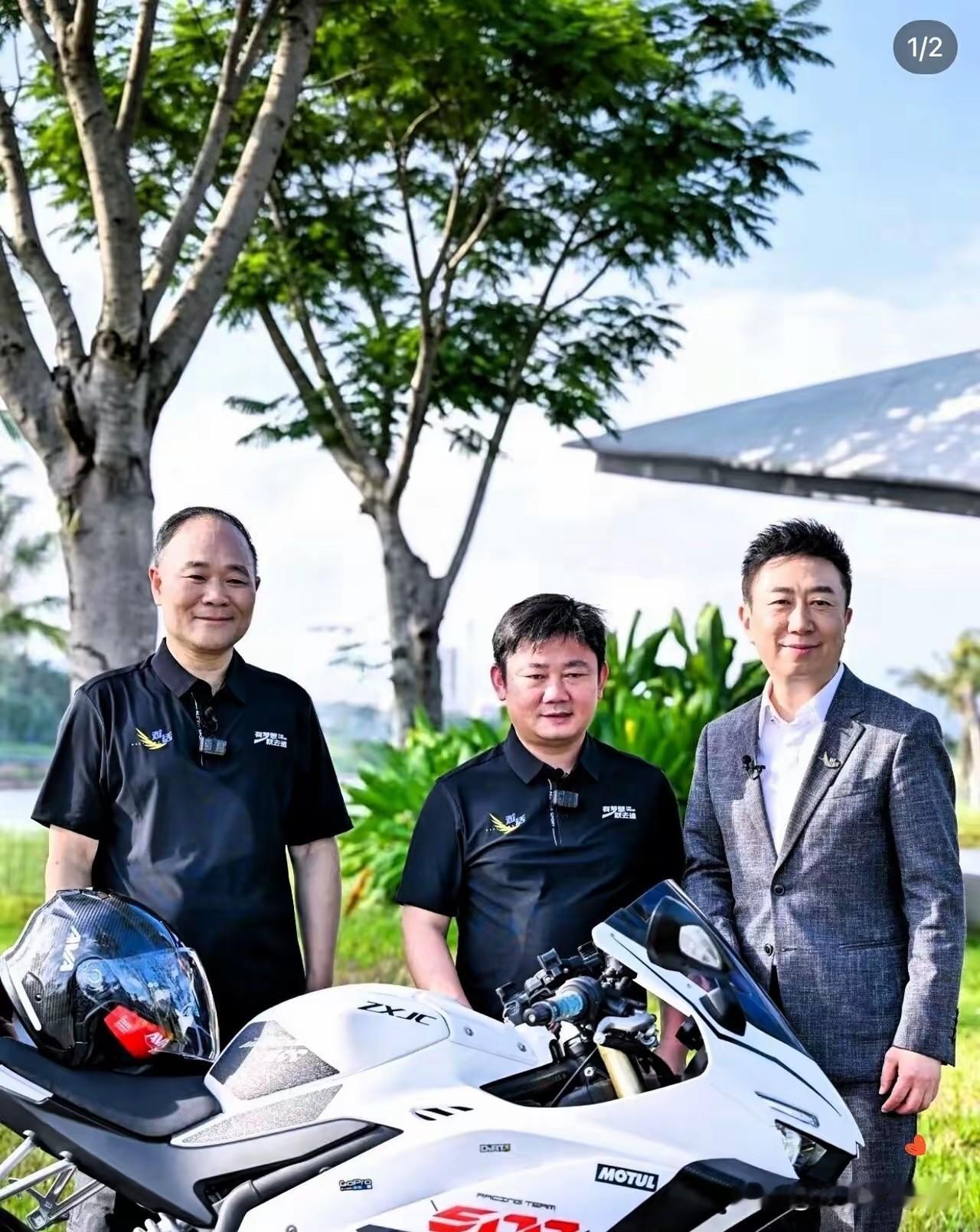 这是中国摩托的“继承”，张雪叫李书福“李叔”，这是央视的节目，说明汽车大佬李书福