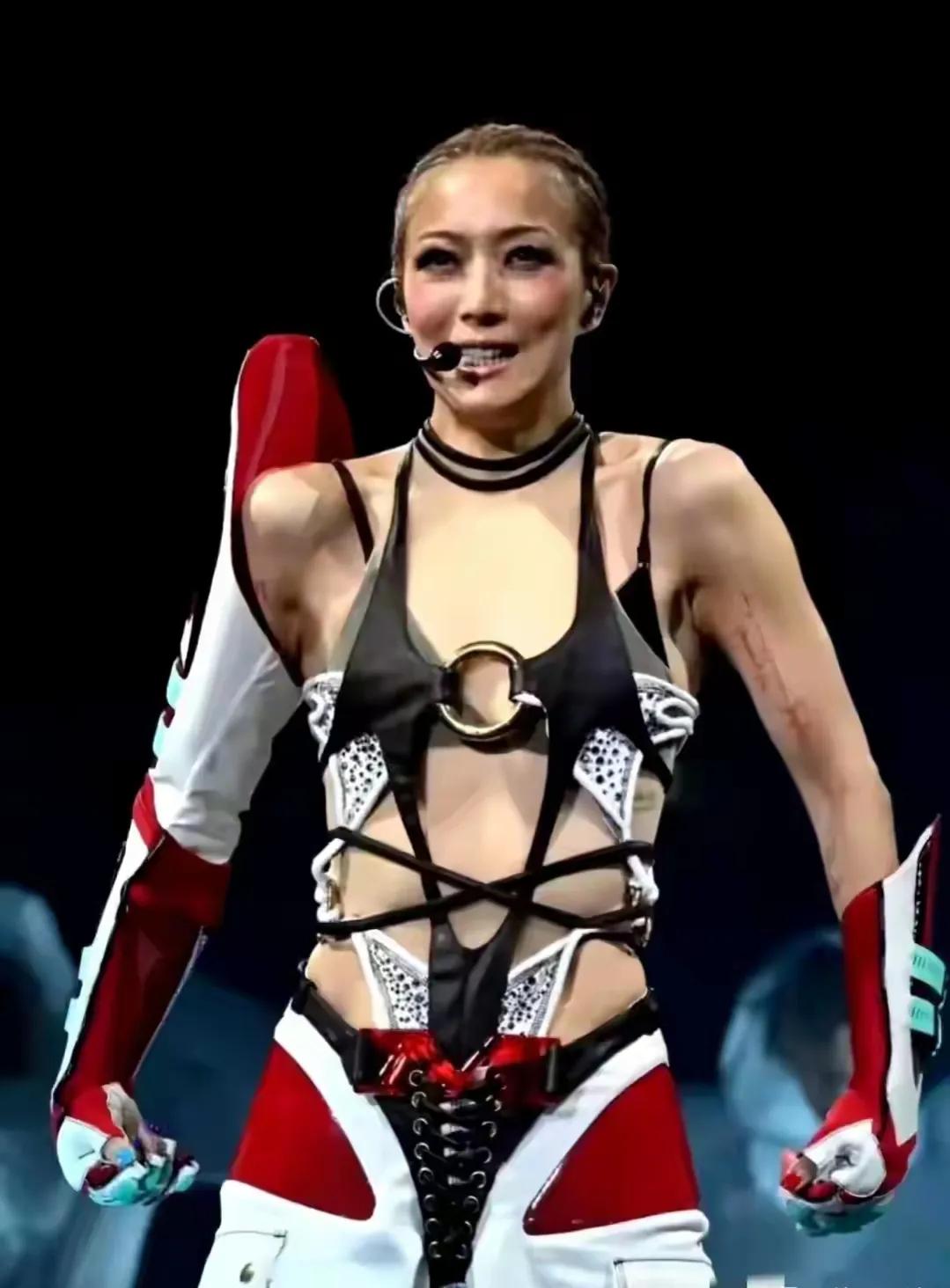 爱健身的郑秀文，50多岁的人了，仍然活力四射，身上都是肌肉，没有了女人味。