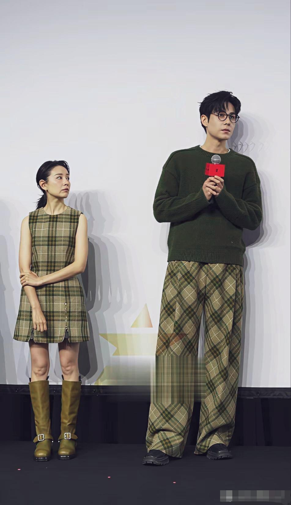 董洁身形娇小，胡一天的身高优势让两人站在一起形成了强烈反差，“格纹撞款”更具戏剧