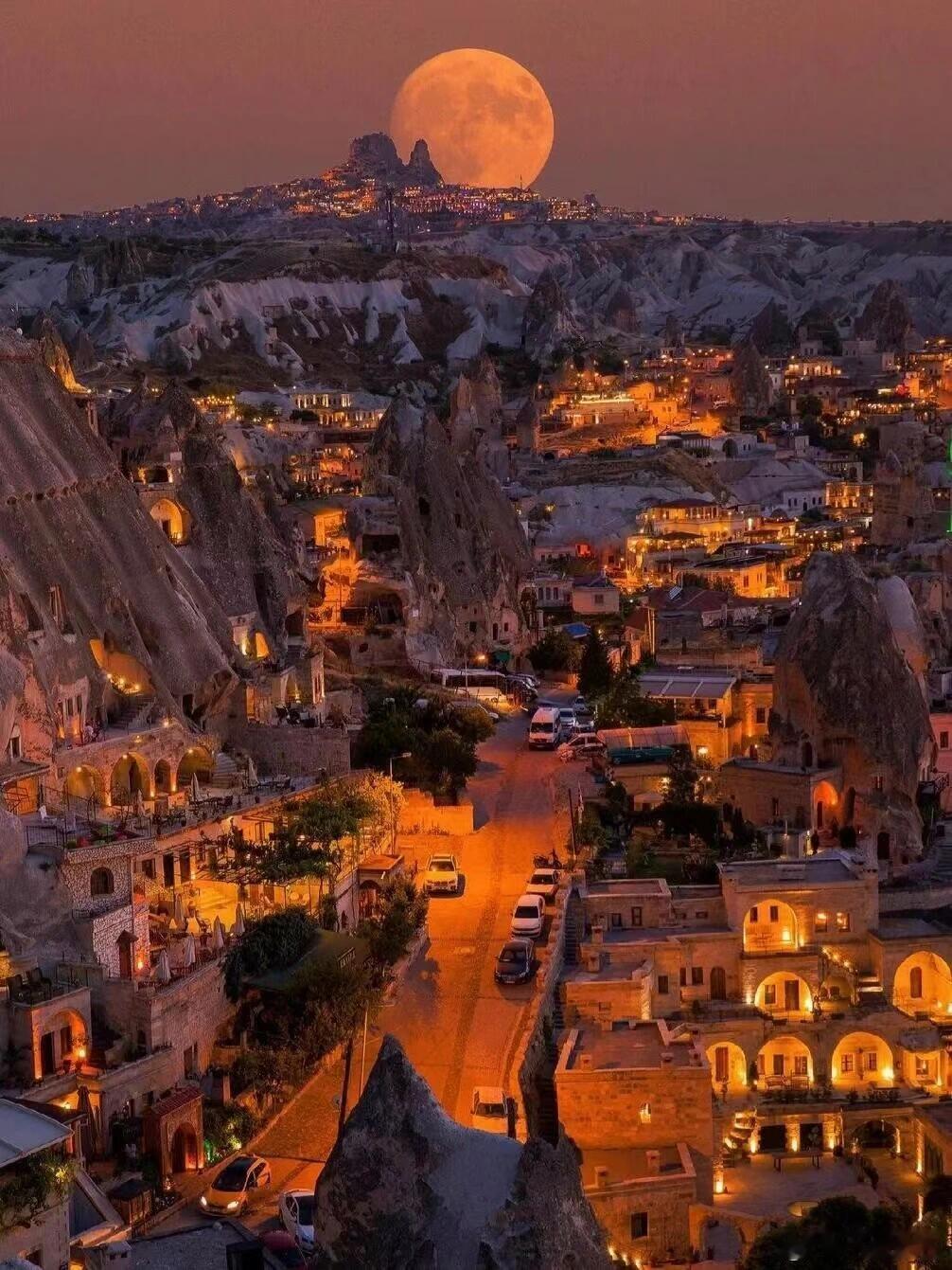 土耳其卡帕多奇亚地球上最像月亮的国家。土耳其·卡帕多奇亚Cappadocia，这