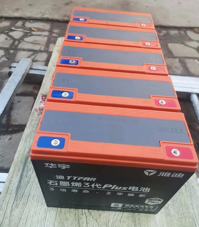 骑电动车的人都懂一个事：电池用两年跑不动了，去店里换，老板翻来覆去就那两句——“