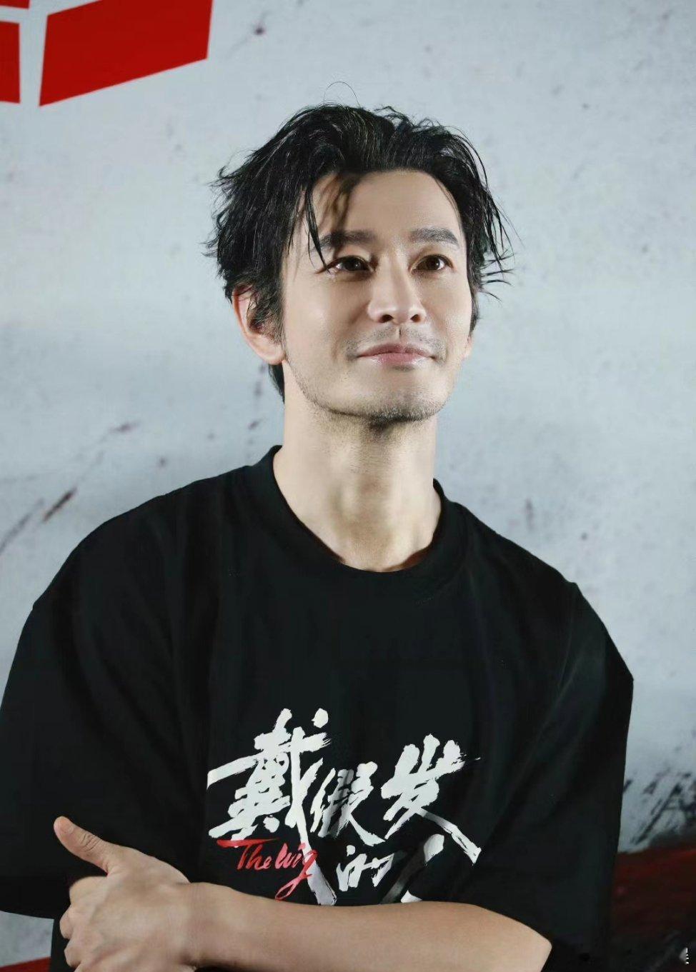 尹正爆料黄晓明杀青状态 黄晓明再不拼一下，以后就很难在演艺圈有立足之地。记得黄晓