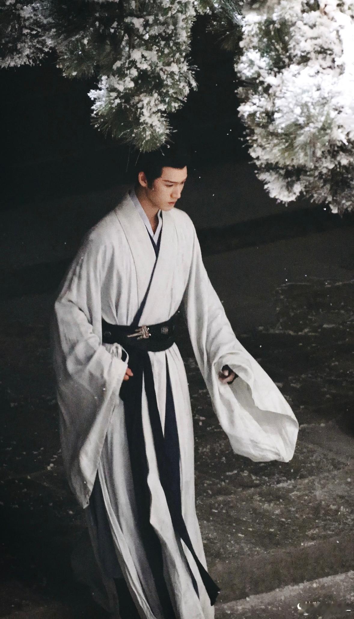 李昀锐打戏给到夯冰湖重生 谁还没看李昀锐的冰湖打戏？我真的会伤心的！他在冰面上滑