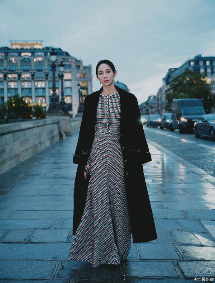 #张钧甯黑色大衣姐感##张钧甯巴黎街头paris# 张钧甯身着黑色大衣在巴黎街头