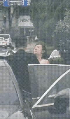 不知这是一对夫妻，还是路上偶遇的行人？这女人下手如此狠辣，男人竟然这般懦弱。如今