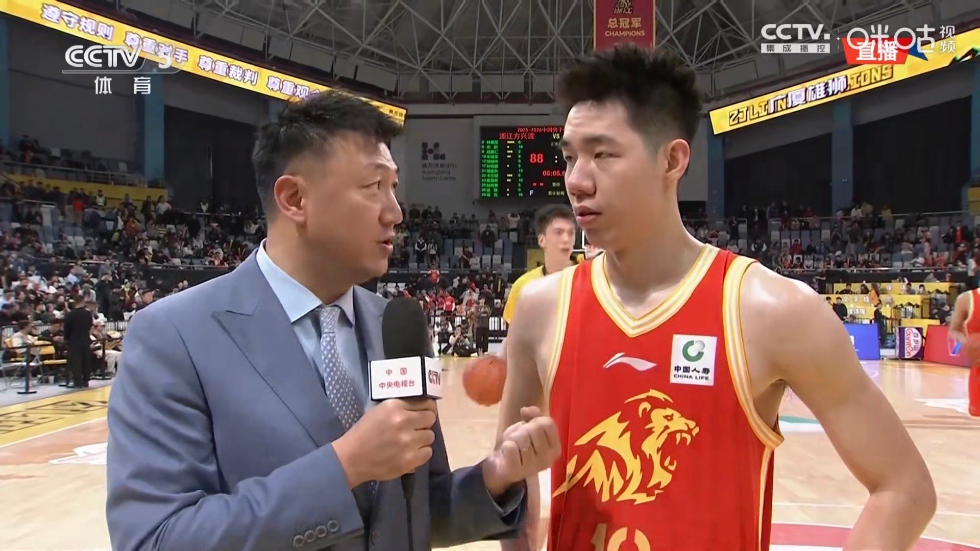 广厦男篮88-74战胜山西男篮，取得新赛季首场比赛胜利。比赛已经结束，朱俊龙接受