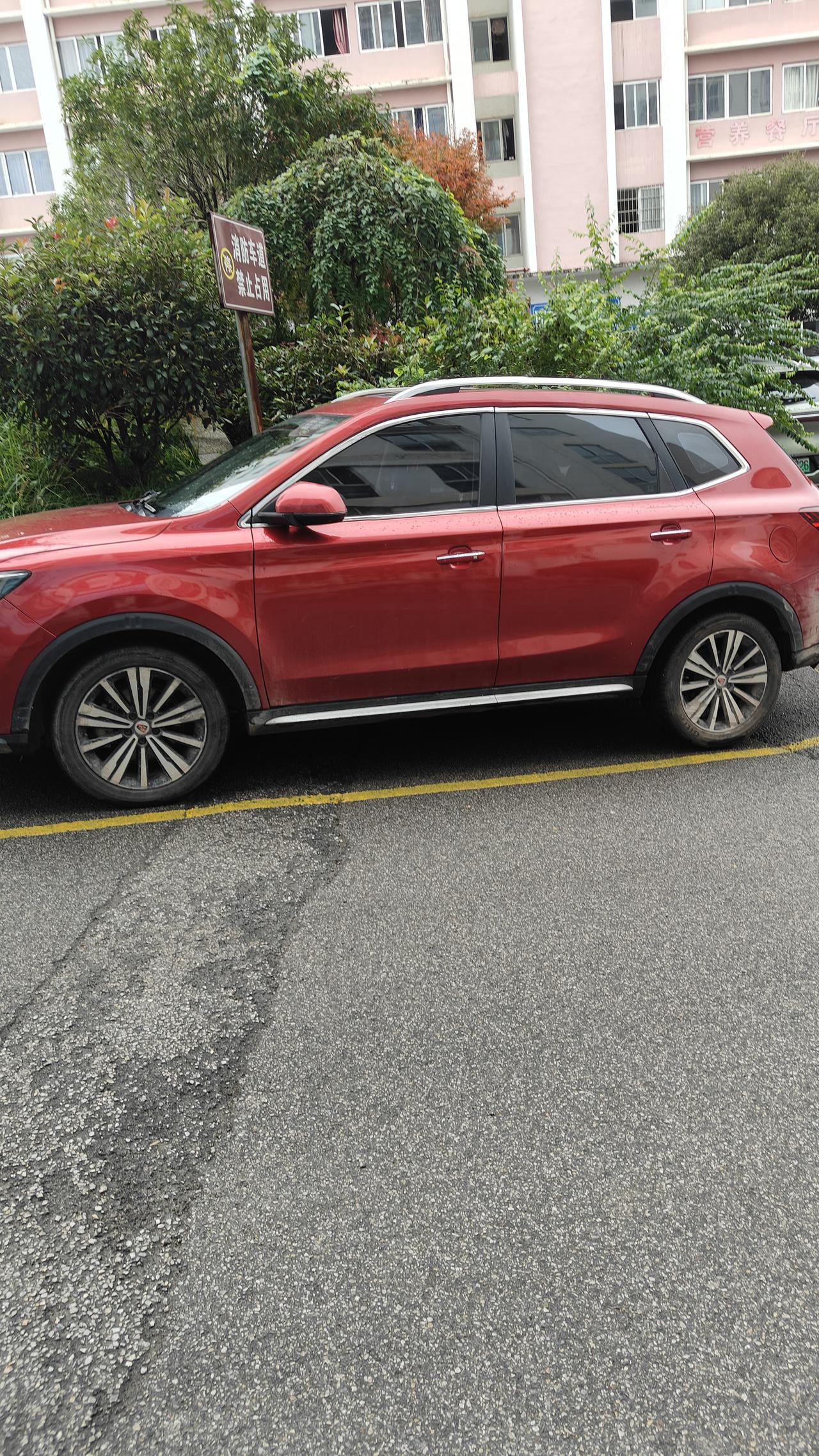 红色车看着就很喜庆