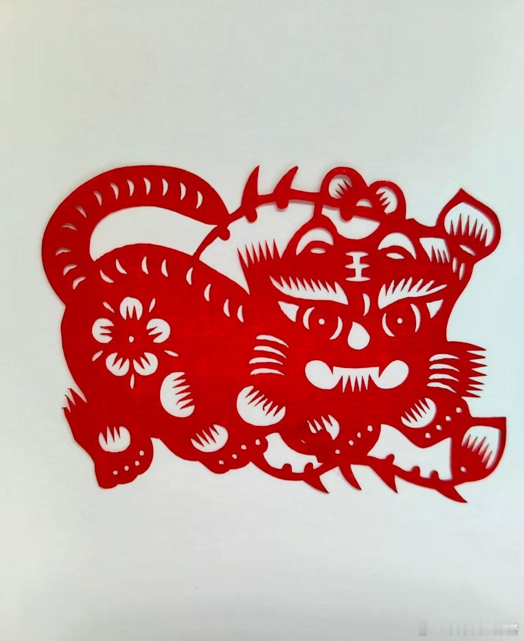 非遗剪纸《十二生肖图：寅虎》红纸作底，剪刀轻舞间，细腻线条勾出灵动气韵，精准轮廓