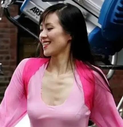 章子怡粉色开衫配淡粉色内搭已是回头率明显，若细看炫酷玫红色唇彩回头率则几乎会直蹿