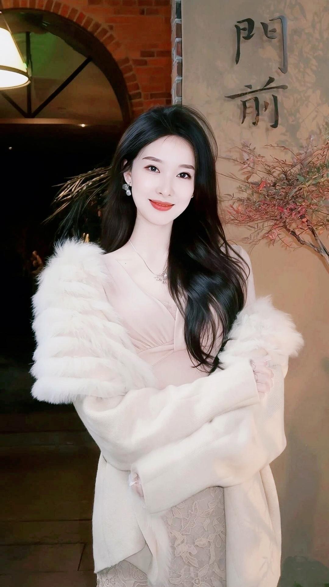 有一个姑娘，她就像夏日里的一阵清风，给人带来别样的清爽。她留着一头乌黑亮丽的长发