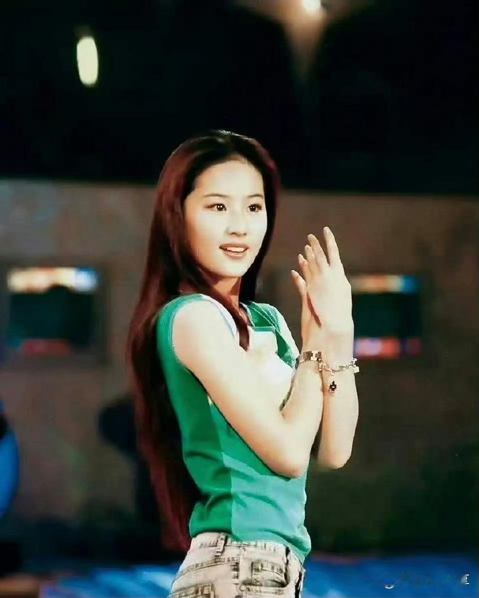 刘亦菲头一回上快乐大本营，裤子没挑好，你咋看？ 