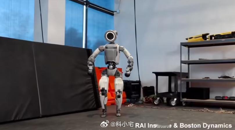 Atlas 已学会连续空翻，现在人形机器人的进步太神速了 