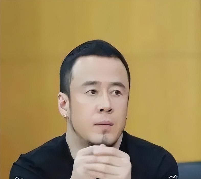 1996年，白雪宣布和杨坤分手，临别前，她扯下脖子上的项链递给杨坤，说道：“留个