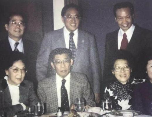 1986年，美国中情局审讯室里，气氛凝重。对面那个沉默寡言、眼神坚毅的老头儿叫金