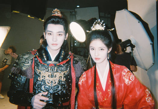 侯明昊，艾米《雀骨》过审下证了 