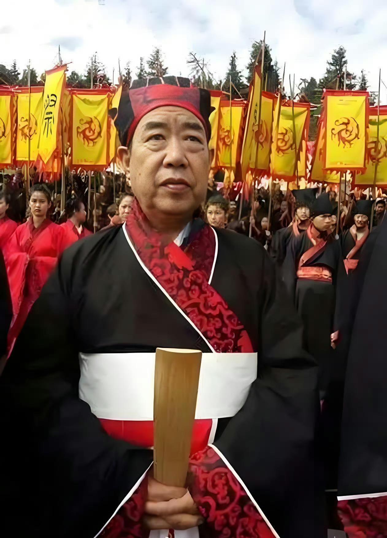 翻出2015年天山天池旧照，时任陕西作协主席的贾平凹身着古装主持西王母祭祀大典，