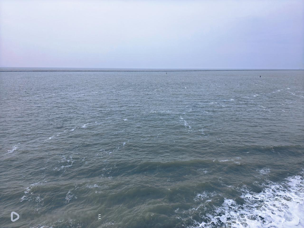 邮轮登船第一天，忙并快乐着。安检、登船、救生演习一气呵成，傍晚伴着启航的鸣笛，吹