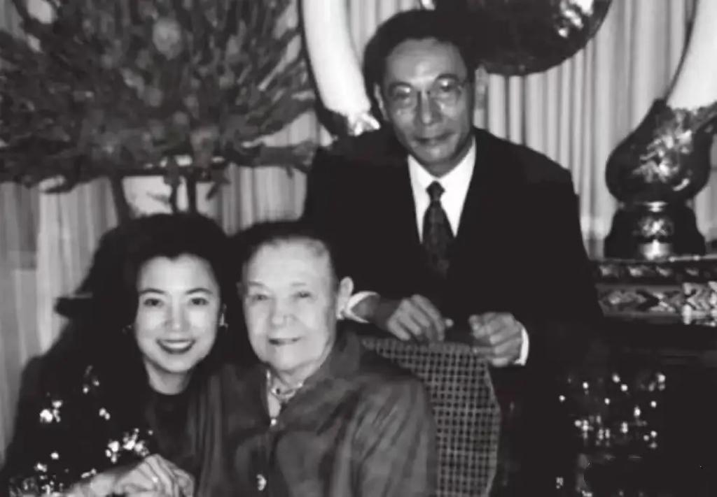 晚年的蒋方良与幼子蒋孝勇与儿媳方智怡的留影，镜头中蒋方良坐在椅子上，面容慈祥，儿