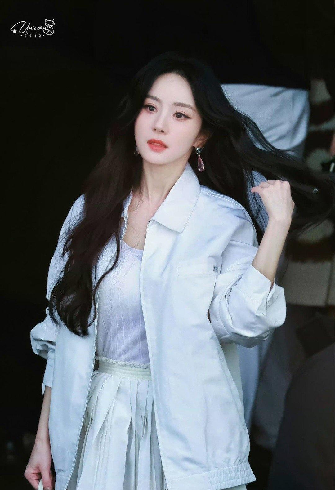 Mulligan两位女演员‼️ Prada认领的帖文也是由杨幂【领衔】 👏