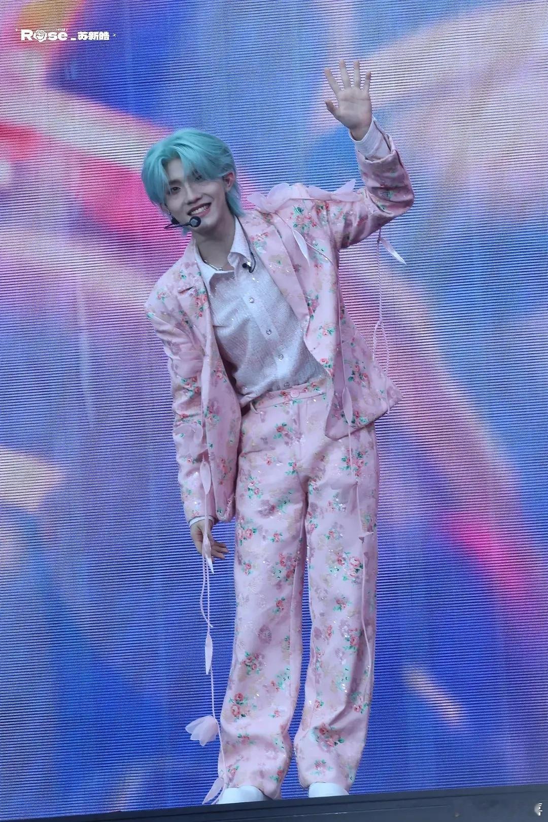 苏新皓神图像面线一样繁殖怎么感觉他这个发色一点都不显眼，看现场大屏根本注意不到他