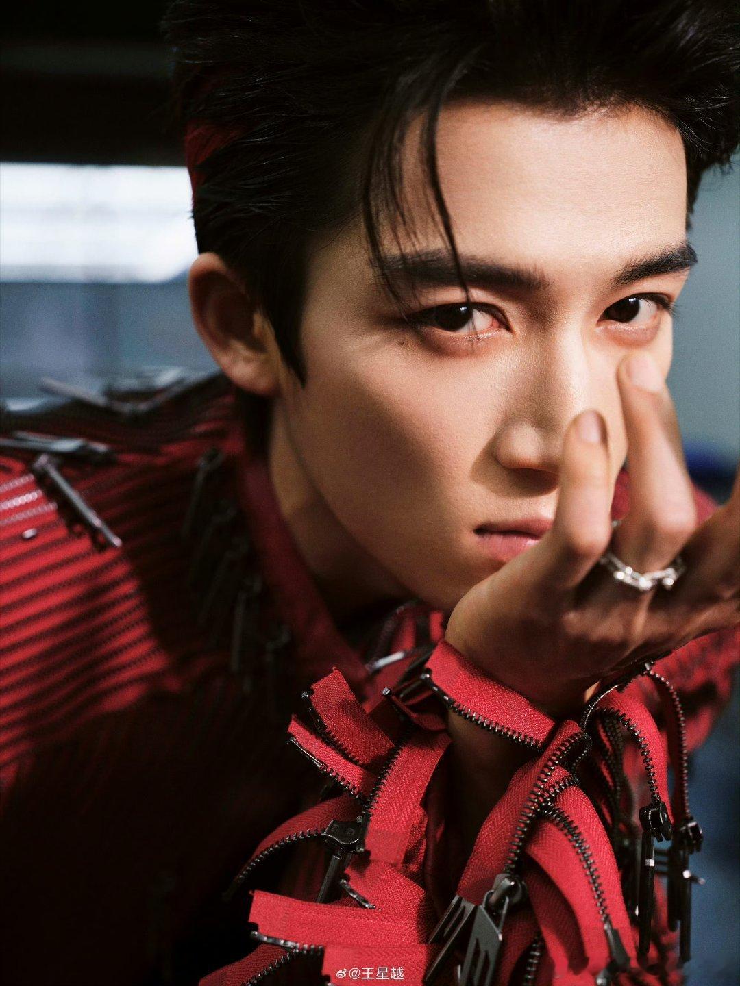 王星越跨年晚会造型出图，好身材若隐若现啊🥵🥵 