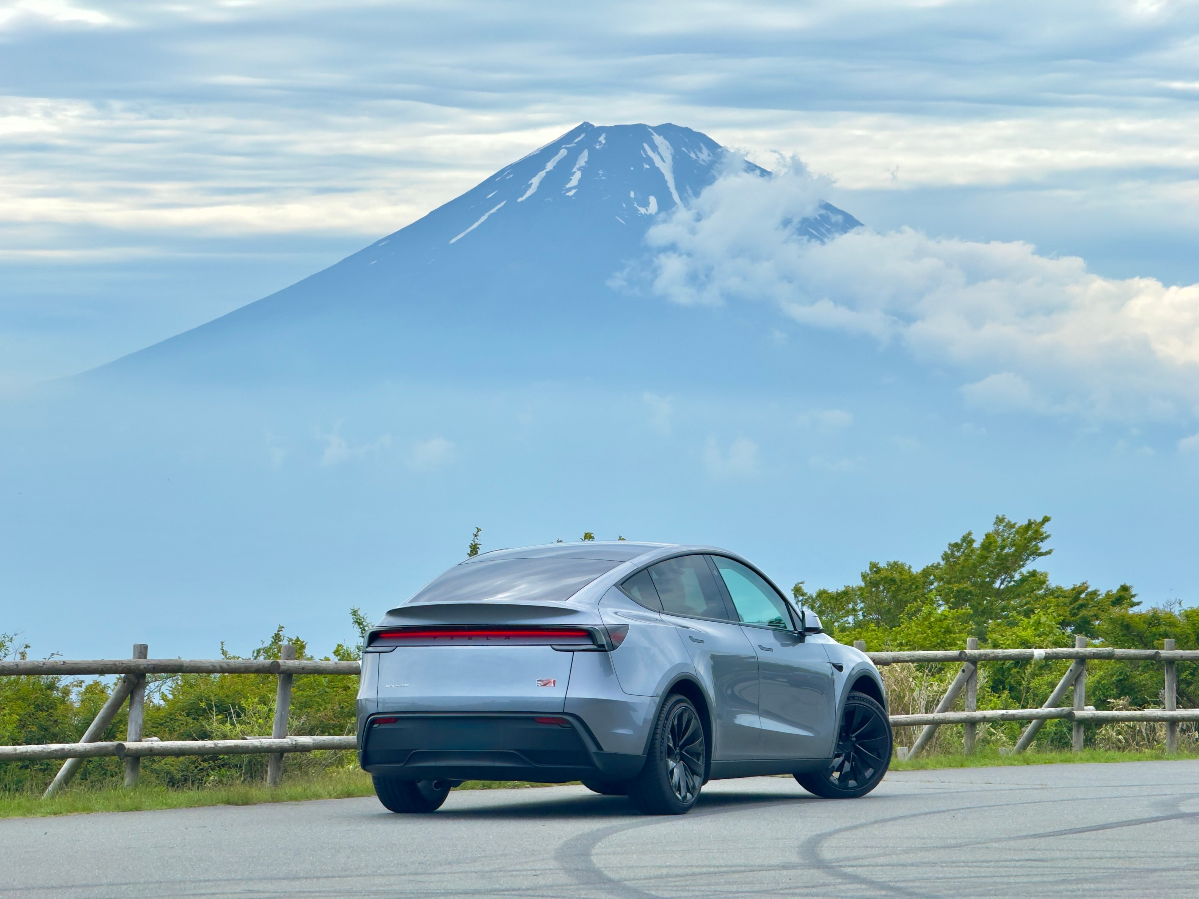 这轮毂是做了熏黑吧还不错呀特斯拉焕新model y ​​​