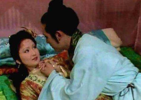 古装剧里，夫妇在帐内度春宵，丫鬟就守在床边，夫妻俩难道不尴尬？
其实啊，他们还真