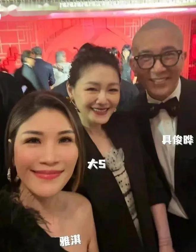 大 S 与具俊晔现身伟忠哥女儿的归宁宴，二人以情侣装现身，甜蜜地牵着手，满脸笑容