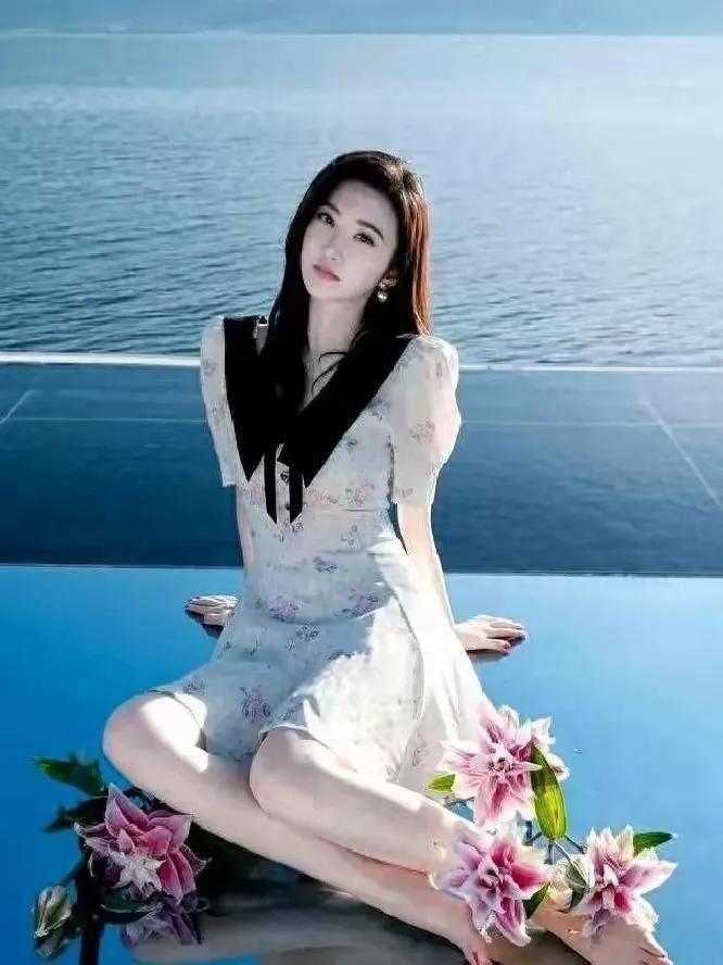 景甜这光着脚丫子的样子也太美了吧！她身穿一袭浅蓝色抹胸长裙亮相上海国际电影节红毯