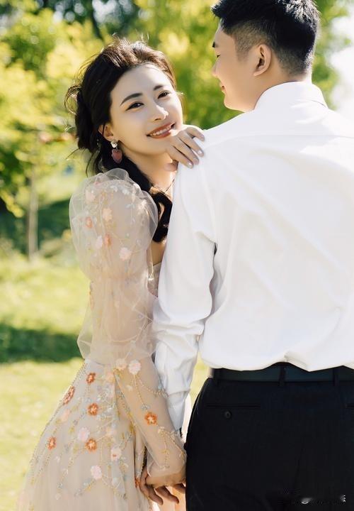 如果双方都没有家庭和爱人
公平公正的相爱是没有错的
为什么要这么保守呢？
爱情都