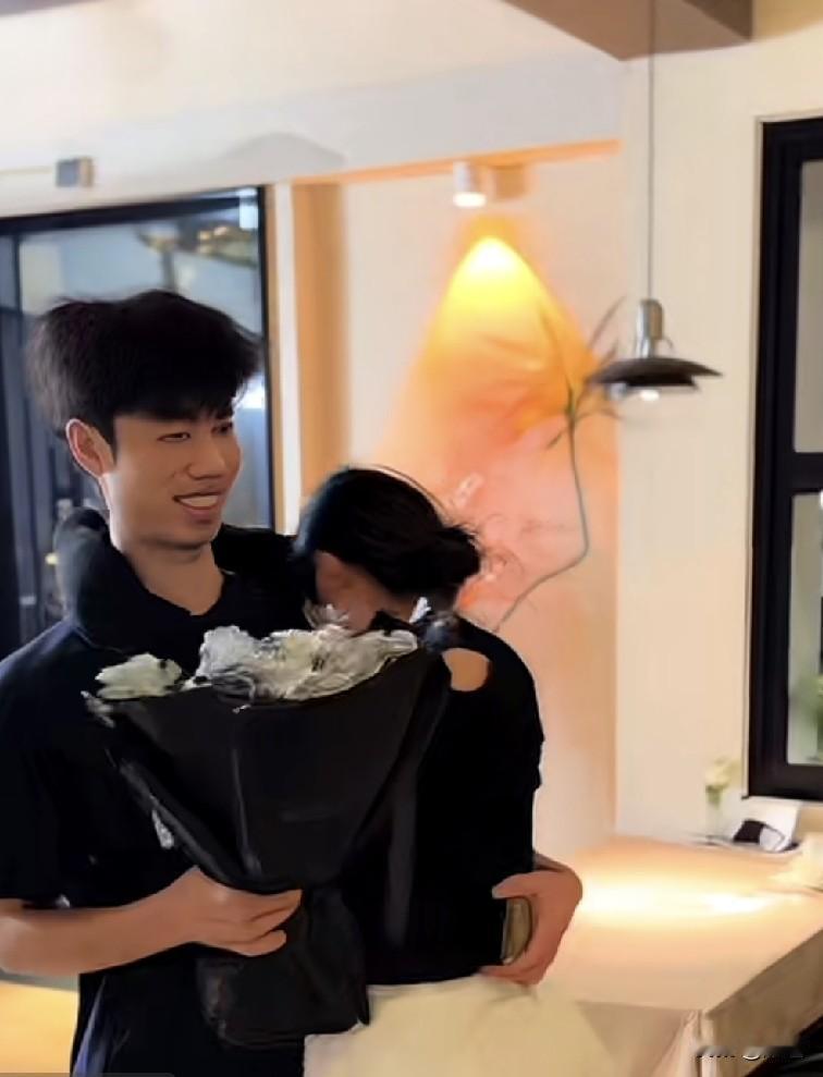 这才是爱情最美好的时刻吧。
当异地男友手拿鲜花突然出现在女朋友身后，女朋友回过头