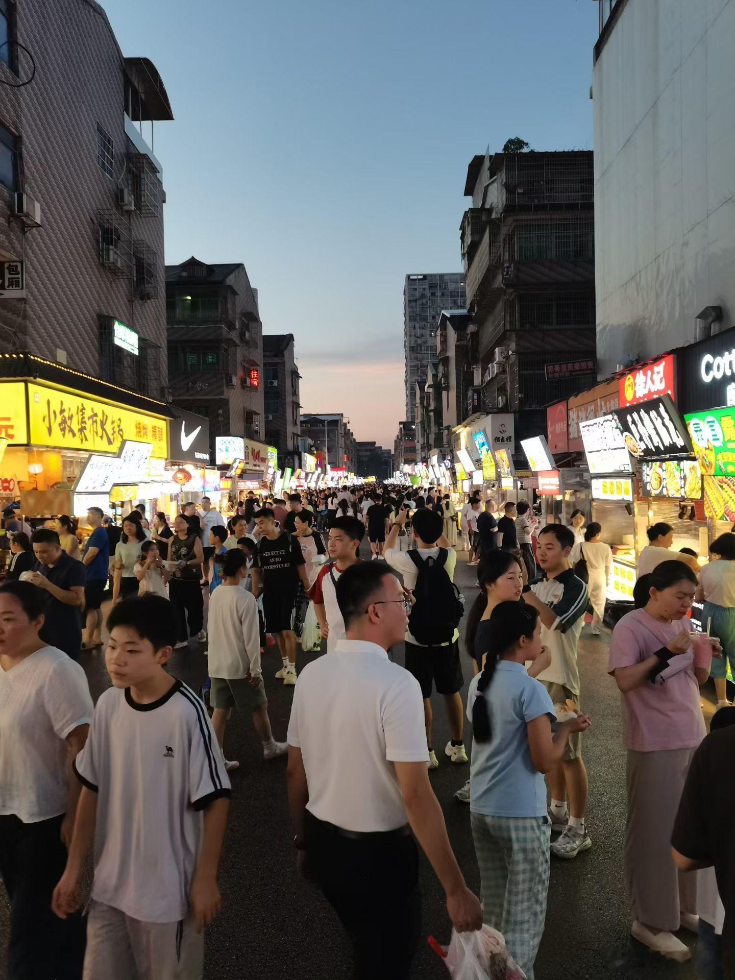 认知 爱新觉罗㑩翔，传闻跟叶赫娜娜娜阴，有不正当的男女关系“进一步坐实了京圈公交