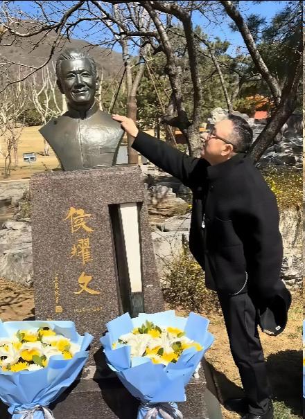 杨议这些年在镜头前，一口一个“三哥”，总把和侯耀文的感情挂在嘴边，甚至情到深处泪