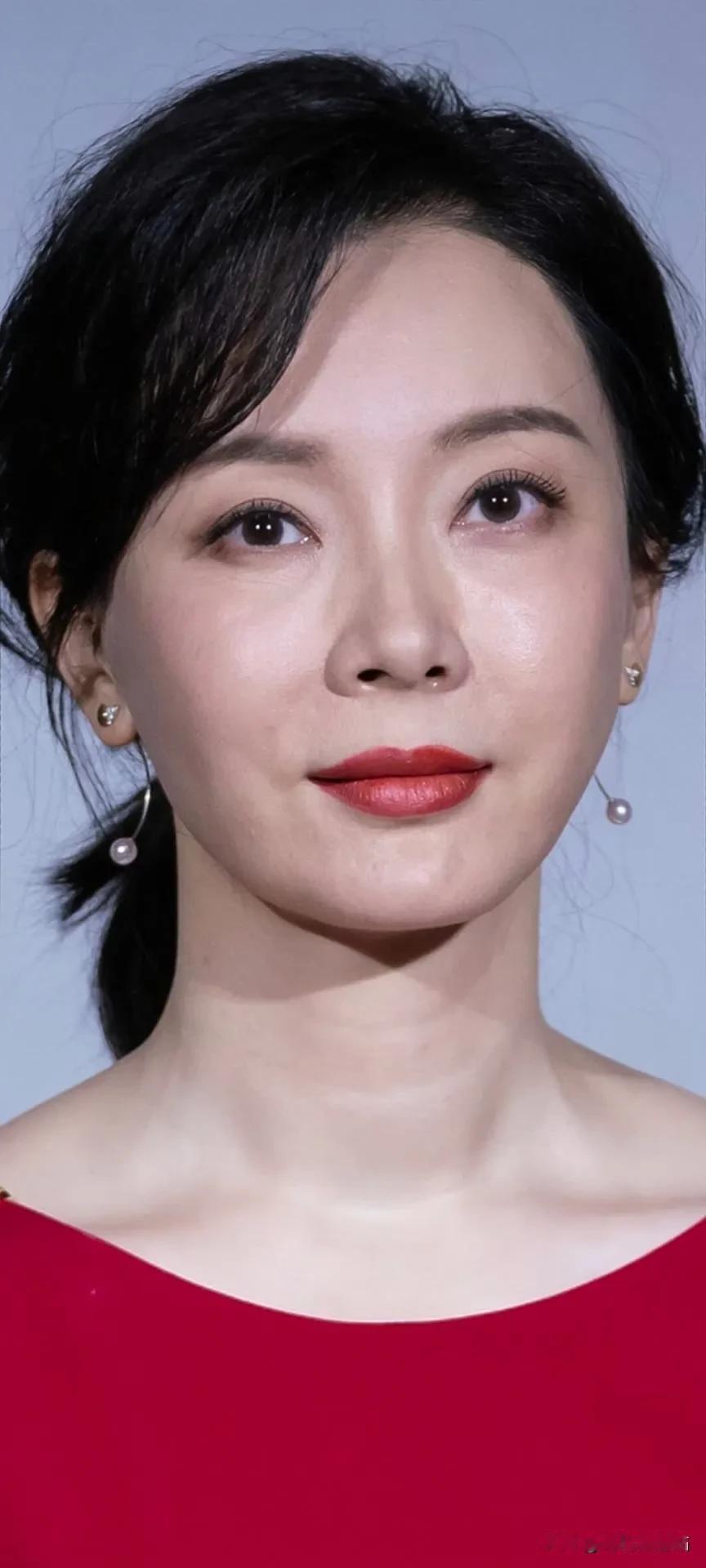 陈数高清脸图，优雅红唇，简约耳环，散发迷人魅力！
