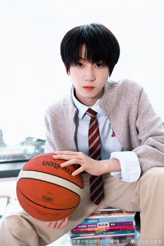 杨博文少年感溢出屏幕了 杨博文这次确实把少年感拉满了，毛衣领带卡其裤，干净清爽又