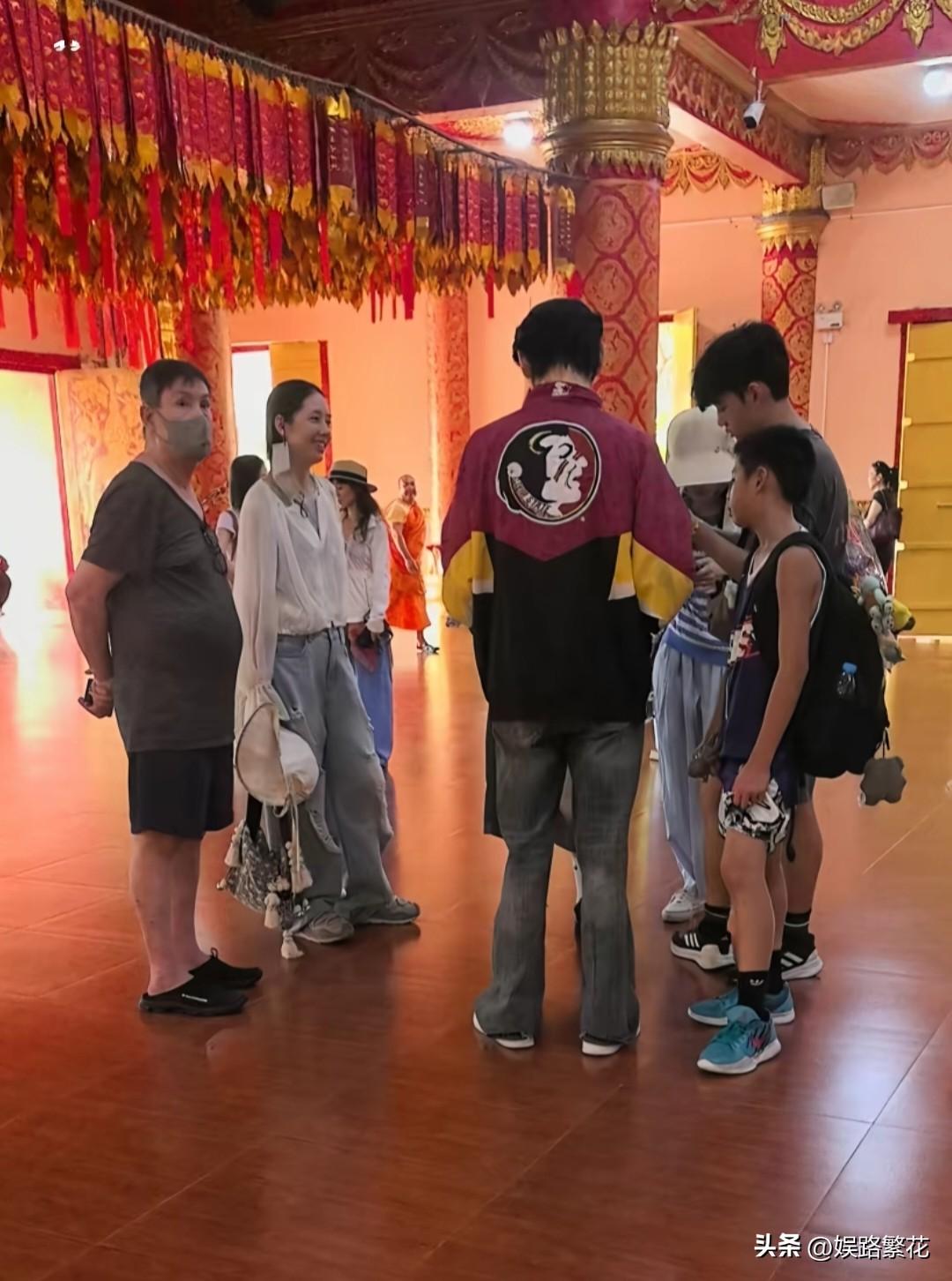 6月26日，向佐郭碧婷带郭爸爸现身西双版纳总佛寺。郭碧婷素颜很普通，向佐陪伴岳父