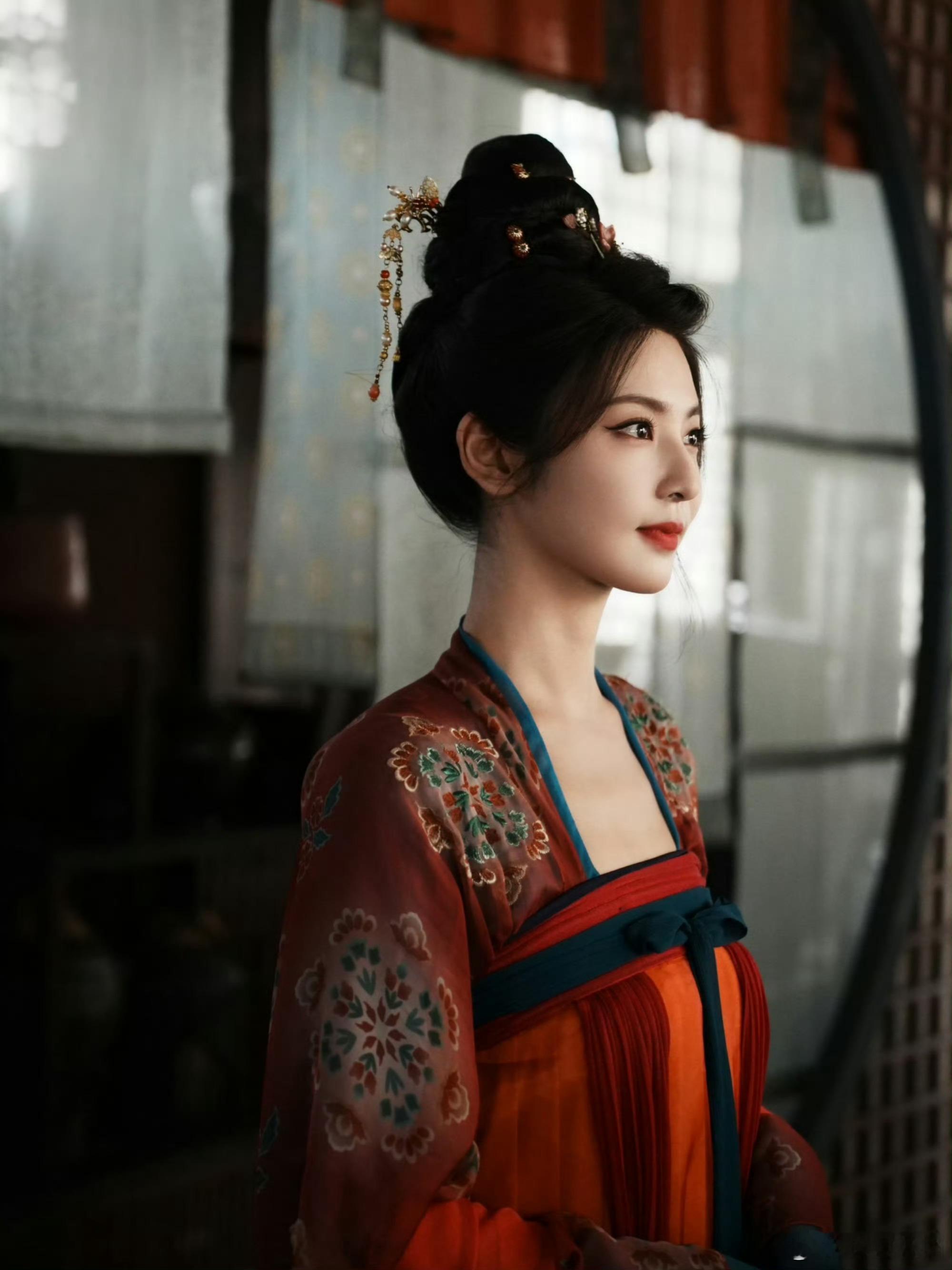 《唐朝诡事录之长安》的编剧和导演肯定是《大话西游》的铁粉角色的名字竟然叫做“虫三