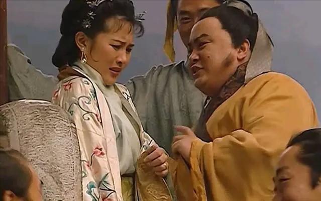 水浒梁山108将，最不应该做的三件事：
第一件：林冲殴打高衙内
林冲在殴打高衙内